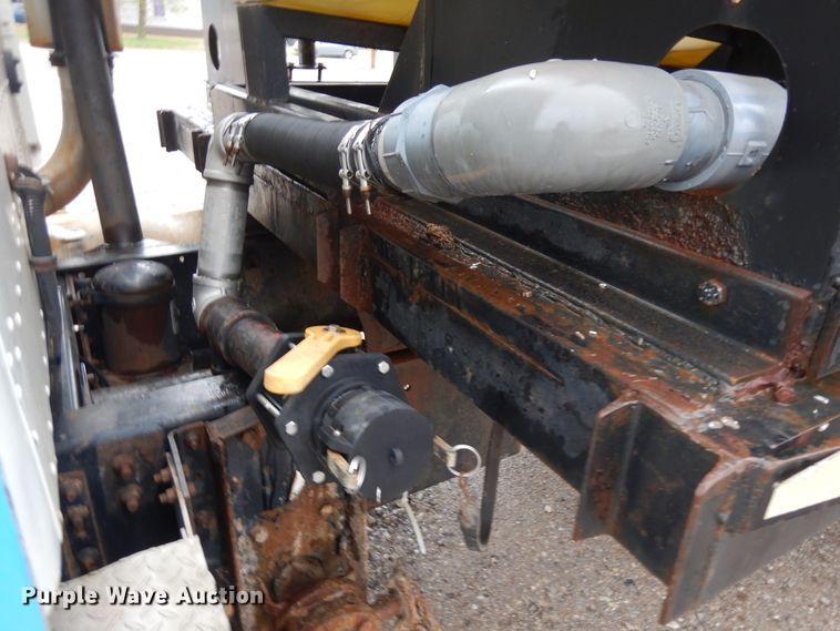 image for item IP9244 1990 International 9300  tank truck