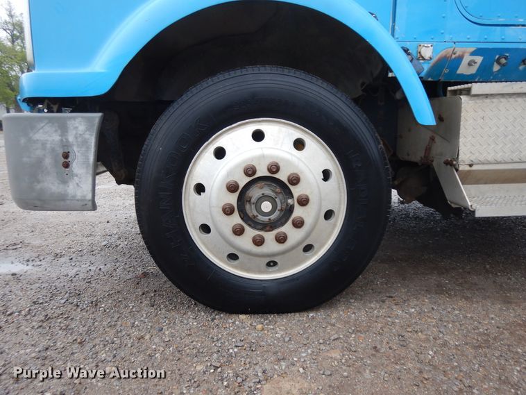 image for item IP9244 1990 International 9300  tank truck