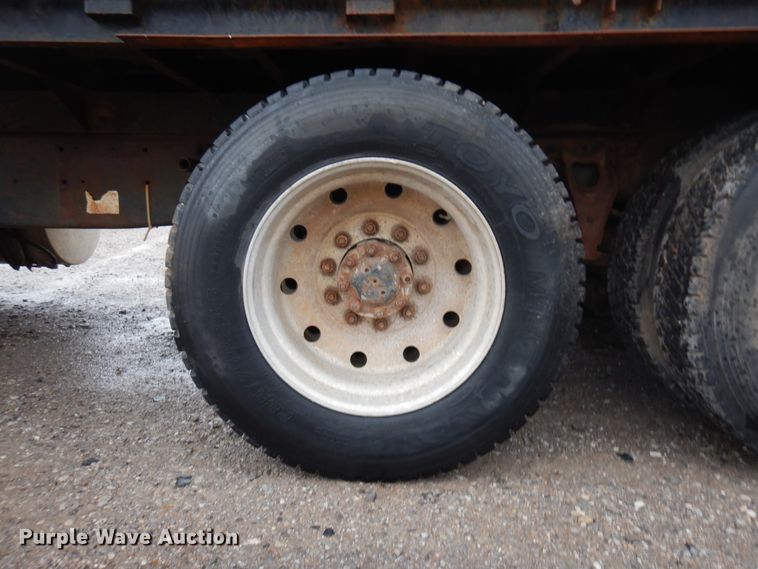 image for item IP9244 1990 International 9300  tank truck