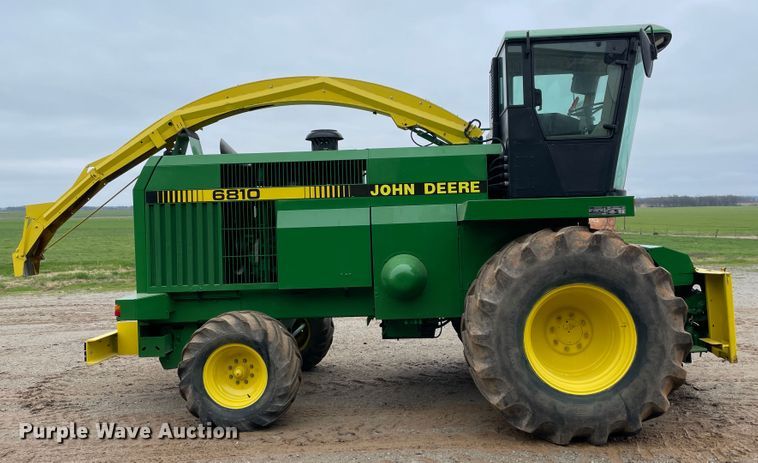 image for item IR9798 1994 John Deere 6810  forage harvester