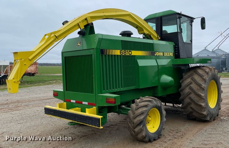 image for item IR9798 1994 John Deere 6810  forage harvester