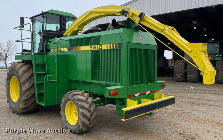 image for item IR9798 1994 John Deere 6810  forage harvester