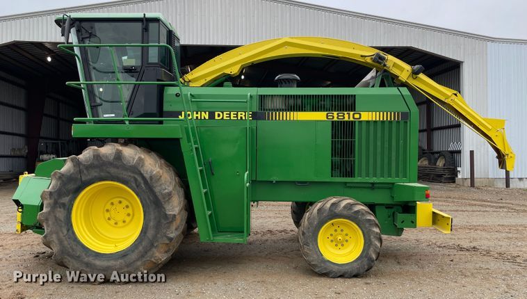 image for item IR9798 1994 John Deere 6810  forage harvester