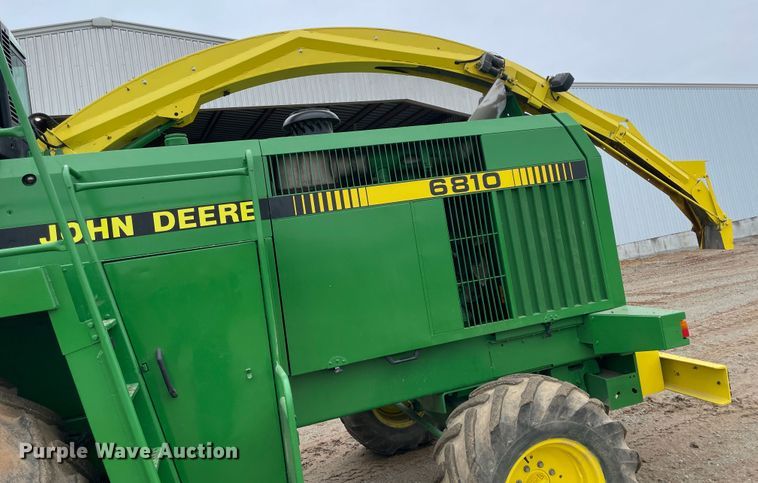 image for item IR9798 1994 John Deere 6810  forage harvester