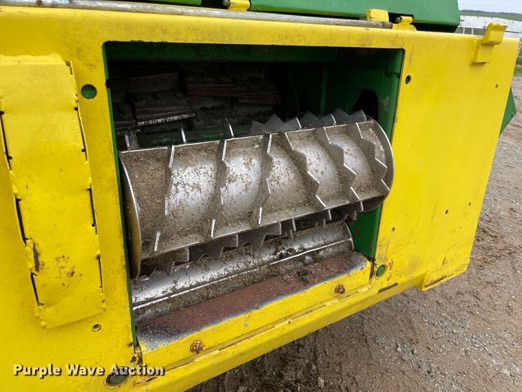 image for item IR9798 1994 John Deere 6810  forage harvester