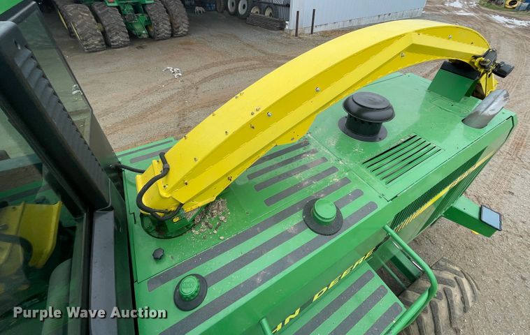 image for item IR9798 1994 John Deere 6810  forage harvester
