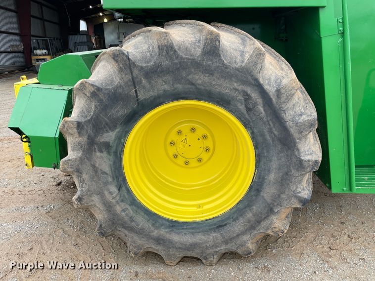 image for item IR9798 1994 John Deere 6810  forage harvester