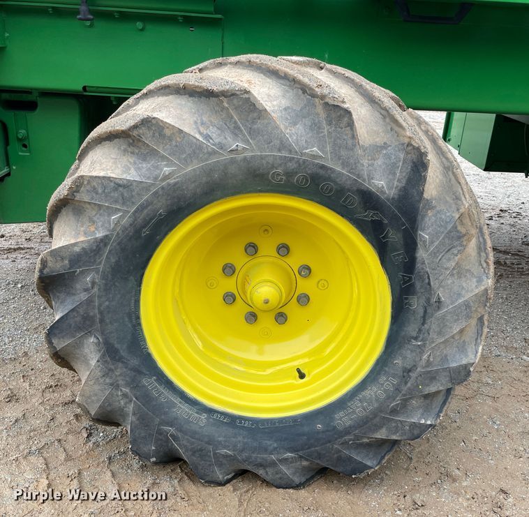 image for item IR9798 1994 John Deere 6810  forage harvester