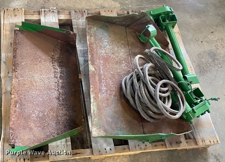 image for item IR9798 1994 John Deere 6810  forage harvester