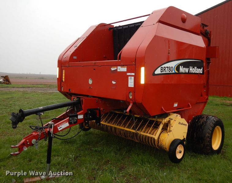 image for item IS9565 2005 New Holland BR780  round baler