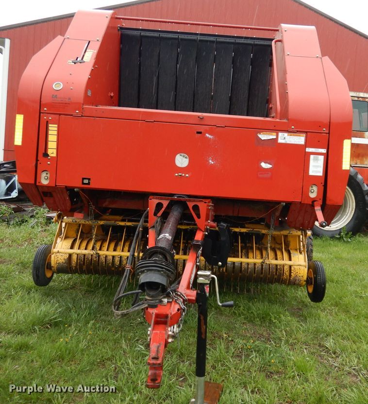 image for item IS9565 2005 New Holland BR780  round baler