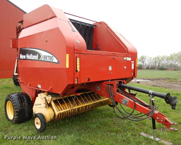 image for item IS9565 2005 New Holland BR780  round baler