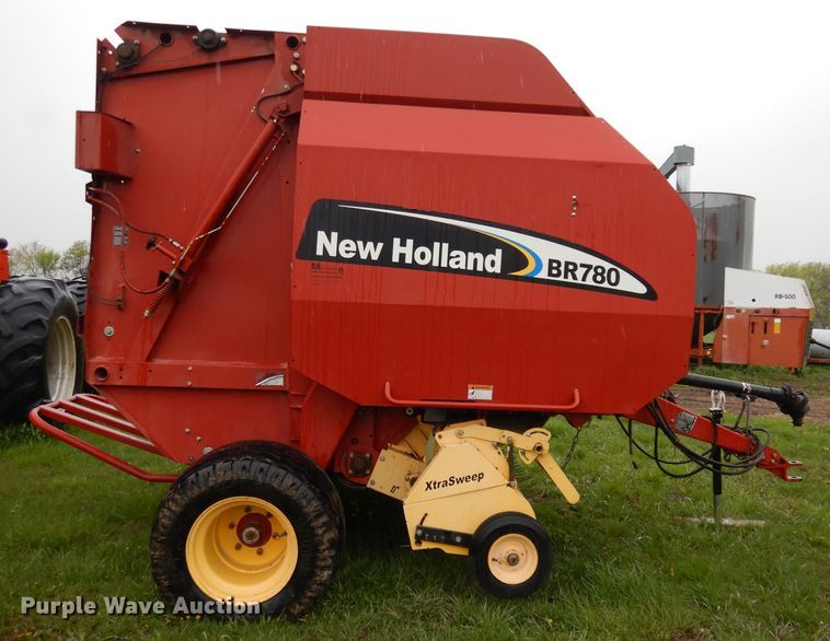 image for item IS9565 2005 New Holland BR780  round baler