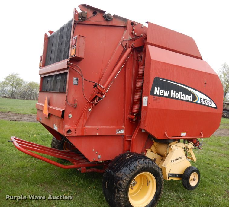 image for item IS9565 2005 New Holland BR780  round baler