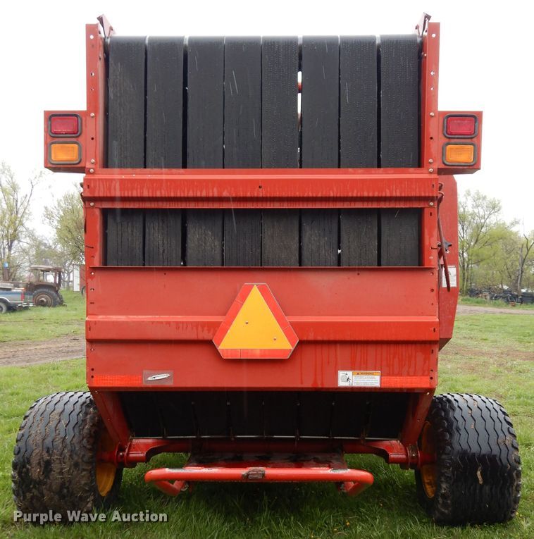 image for item IS9565 2005 New Holland BR780  round baler