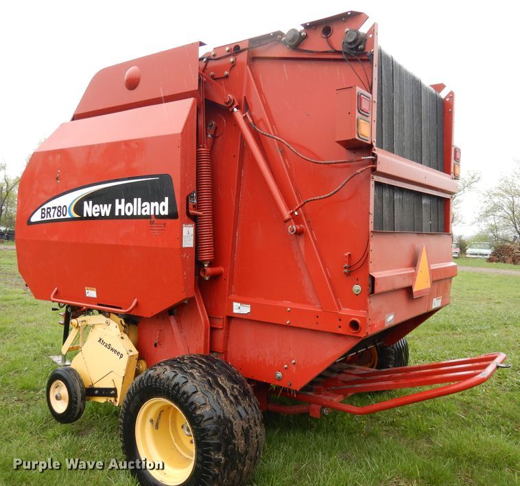 image for item IS9565 2005 New Holland BR780  round baler