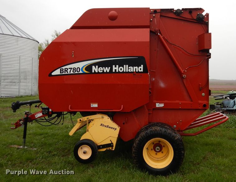 image for item IS9565 2005 New Holland BR780  round baler