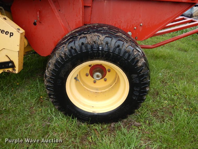 image for item IS9565 2005 New Holland BR780  round baler