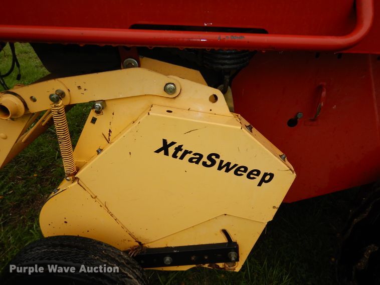 image for item IS9565 2005 New Holland BR780  round baler