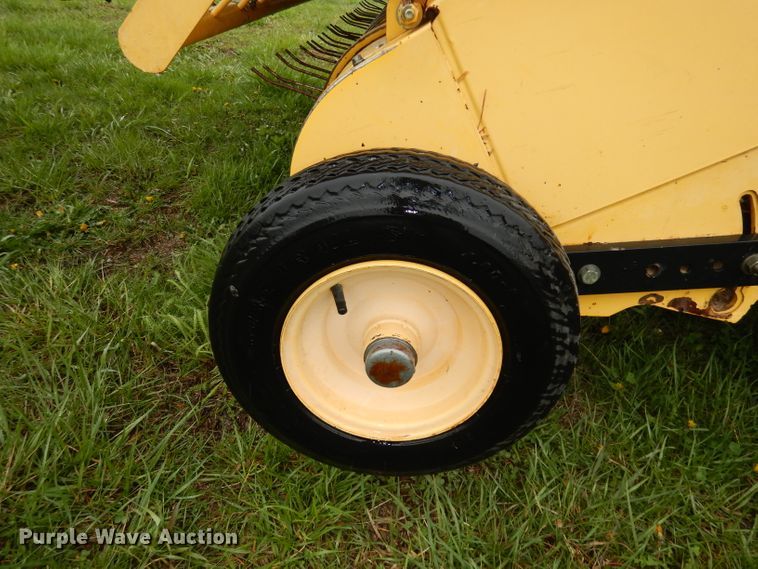 image for item IS9565 2005 New Holland BR780  round baler