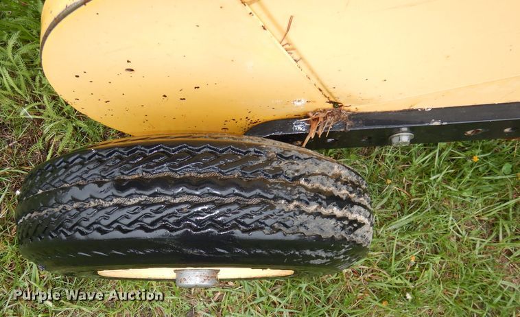 image for item IS9565 2005 New Holland BR780  round baler