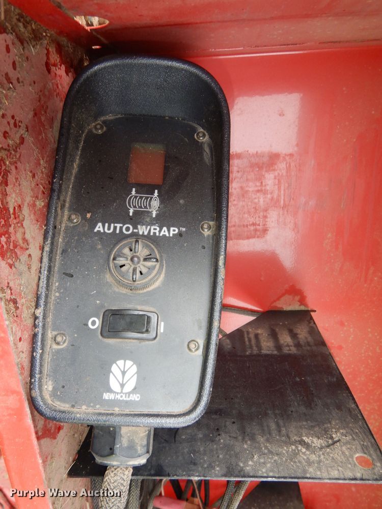 image for item IS9565 2005 New Holland BR780  round baler