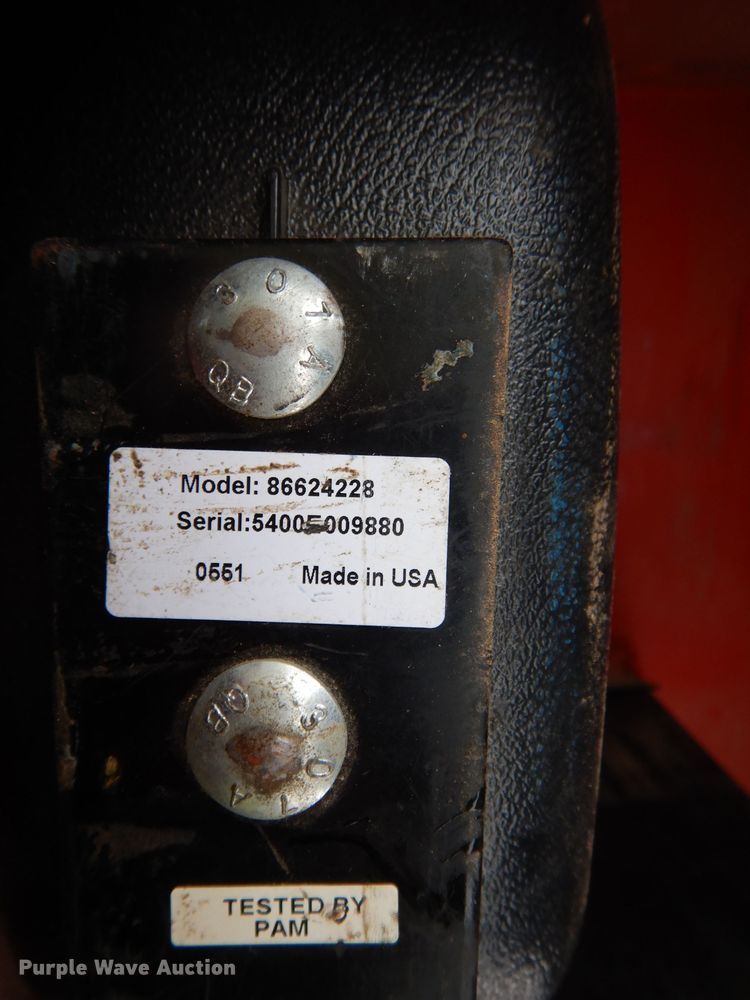 image for item IS9565 2005 New Holland BR780  round baler