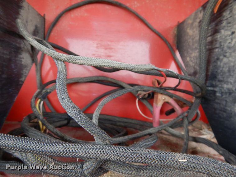 image for item IS9565 2005 New Holland BR780  round baler