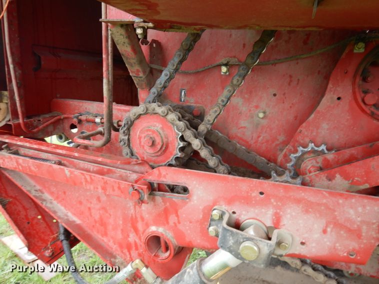 image for item IS9565 2005 New Holland BR780  round baler