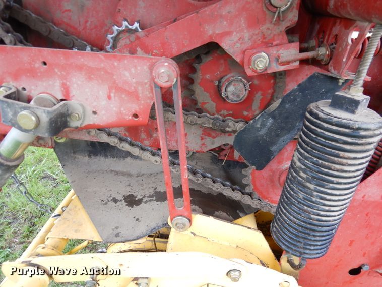 image for item IS9565 2005 New Holland BR780  round baler