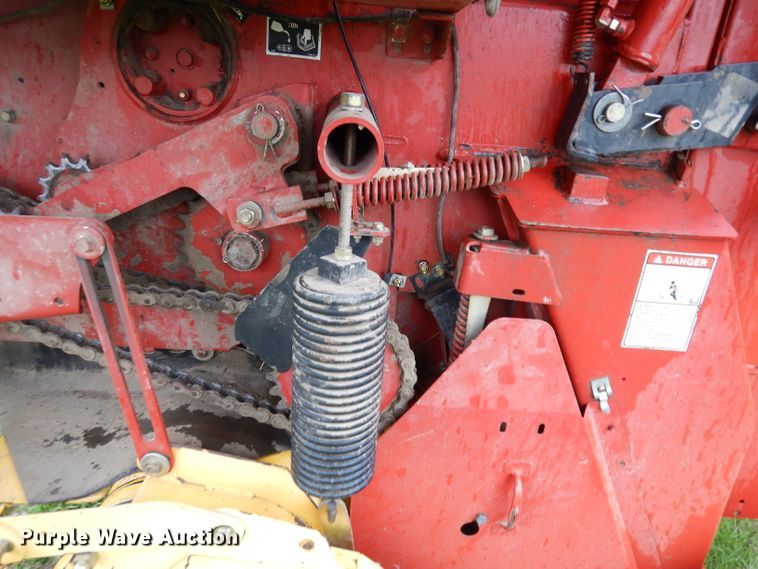 image for item IS9565 2005 New Holland BR780  round baler