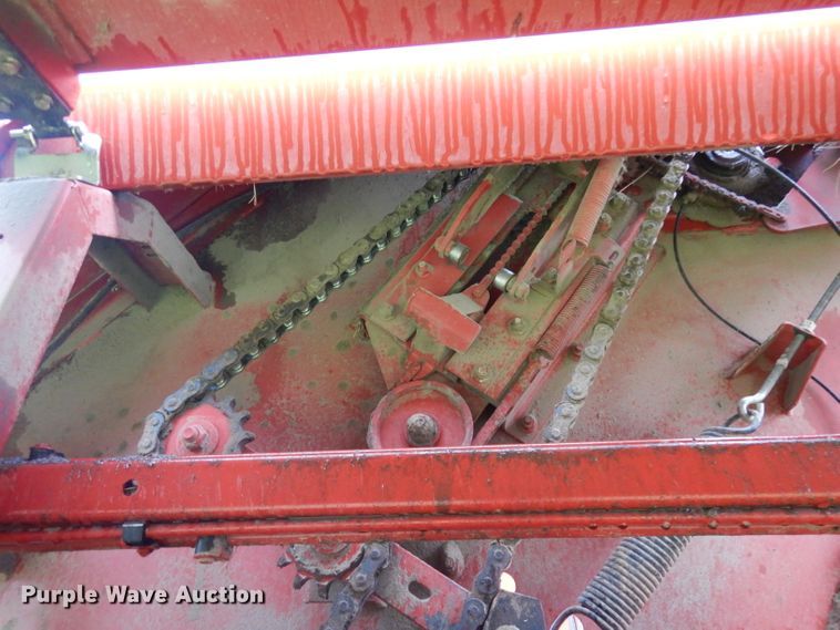 image for item IS9565 2005 New Holland BR780  round baler