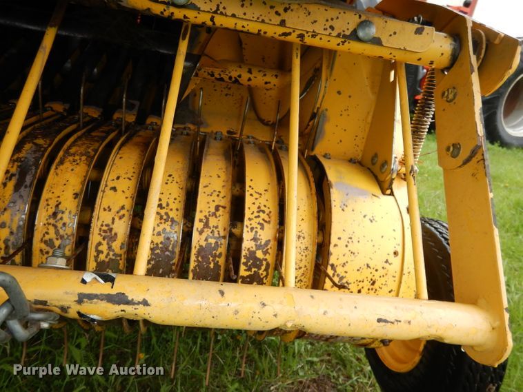 image for item IS9565 2005 New Holland BR780  round baler