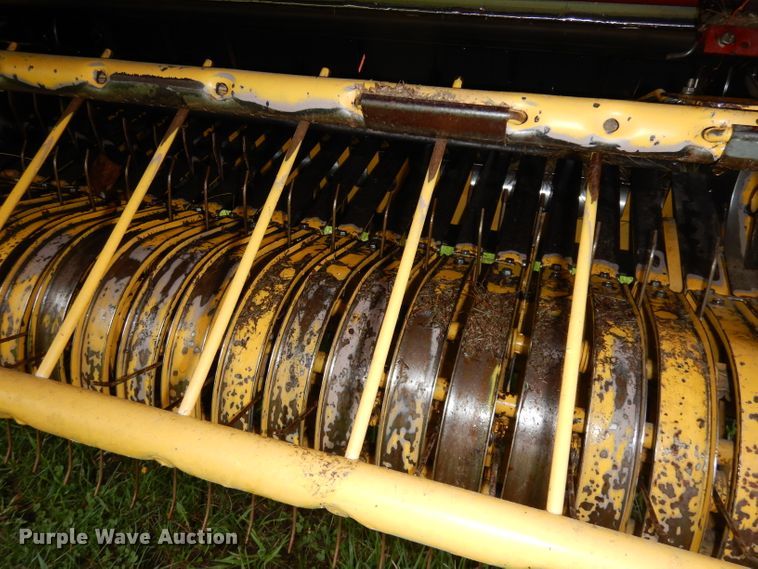 image for item IS9565 2005 New Holland BR780  round baler