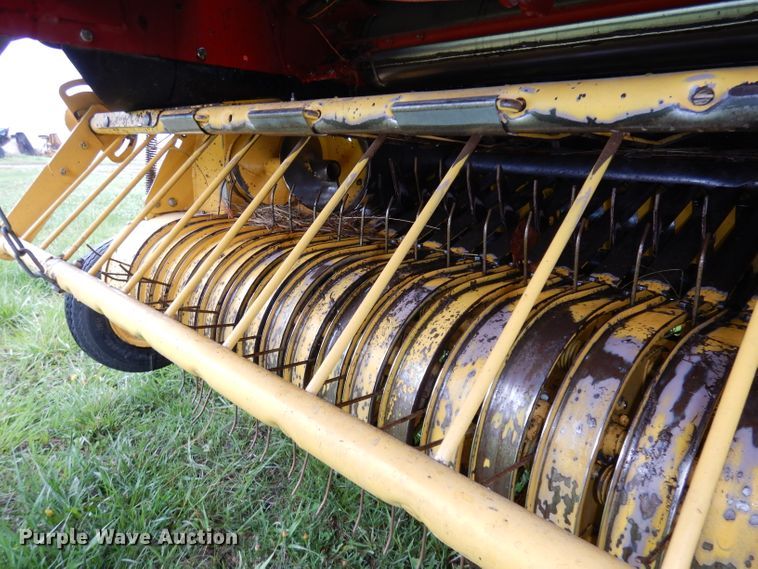 image for item IS9565 2005 New Holland BR780  round baler