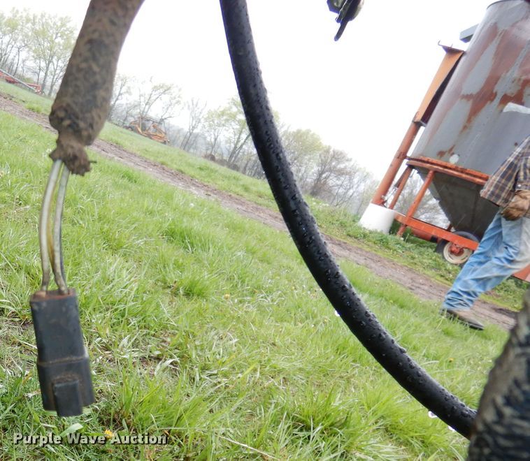 image for item IS9565 2005 New Holland BR780  round baler