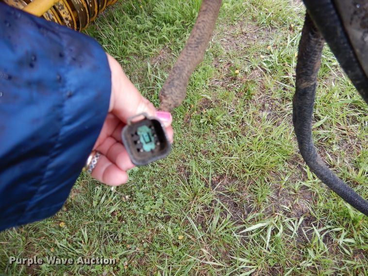 image for item IS9565 2005 New Holland BR780  round baler