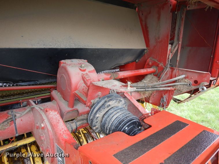 image for item IS9565 2005 New Holland BR780  round baler