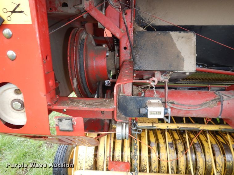 image for item IS9565 2005 New Holland BR780  round baler