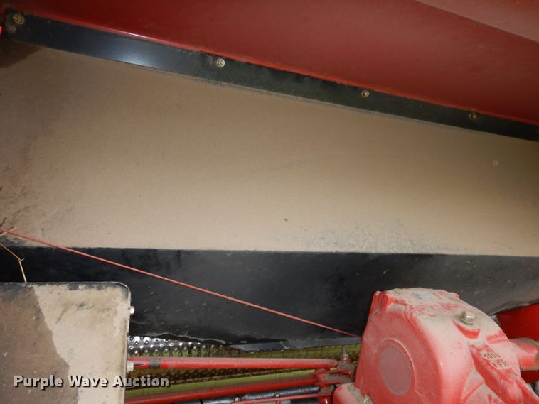 image for item IS9565 2005 New Holland BR780  round baler