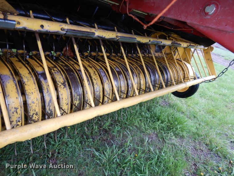 image for item IS9565 2005 New Holland BR780  round baler