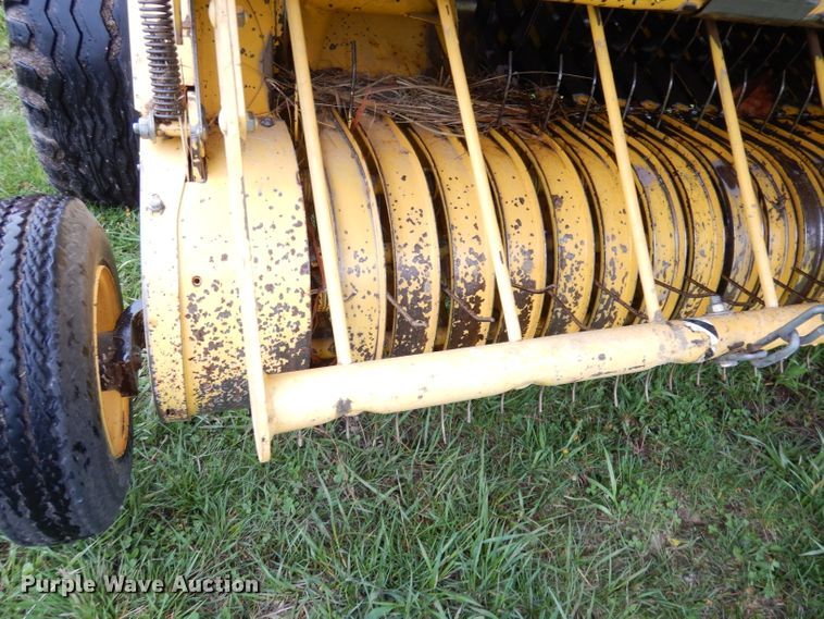 image for item IS9565 2005 New Holland BR780  round baler