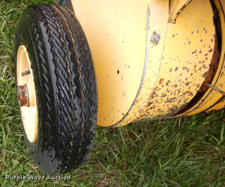 image for item IS9565 2005 New Holland BR780  round baler