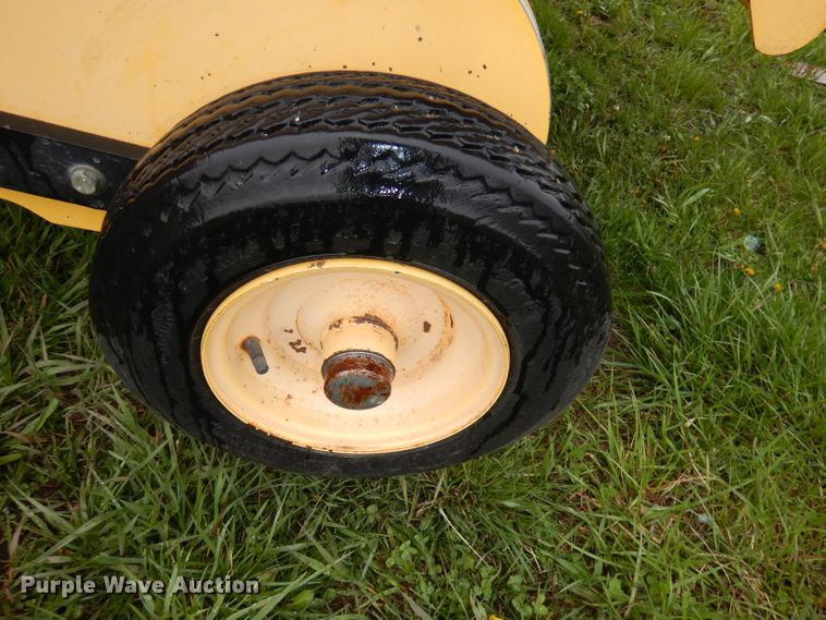 image for item IS9565 2005 New Holland BR780  round baler