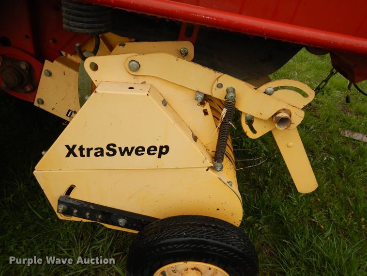 image for item IS9565 2005 New Holland BR780  round baler