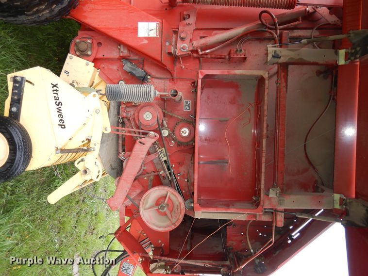 image for item IS9565 2005 New Holland BR780  round baler