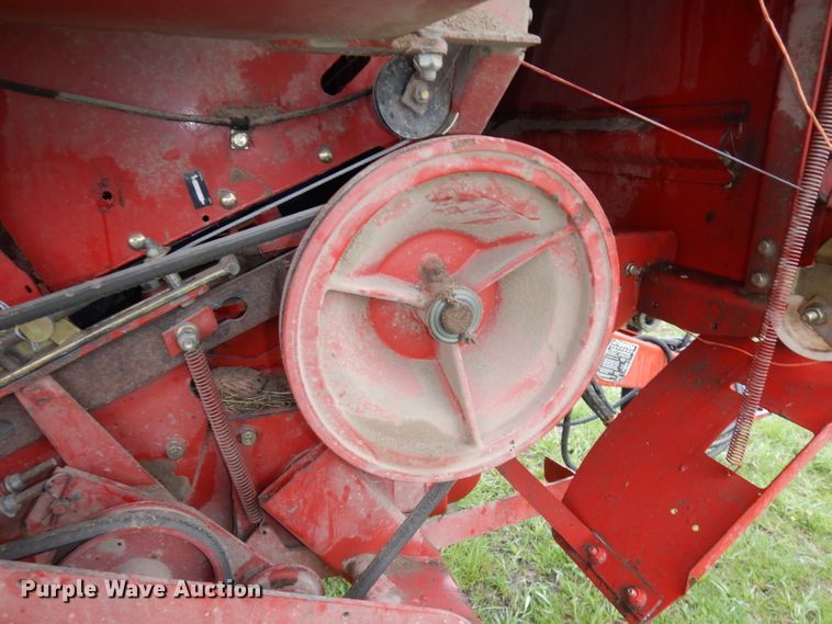 image for item IS9565 2005 New Holland BR780  round baler