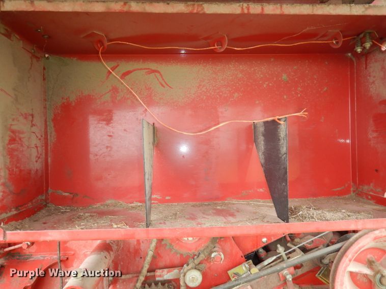 image for item IS9565 2005 New Holland BR780  round baler