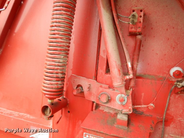 image for item IS9565 2005 New Holland BR780  round baler