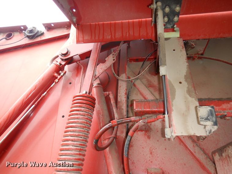 image for item IS9565 2005 New Holland BR780  round baler